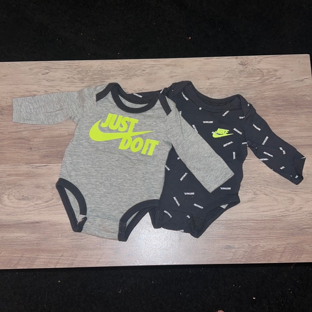 2 Nike long sleeve baby onesies, never worn, size newborn